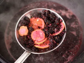 桑葚柠檬冻撞奶,捞出锅里的桑葚柠檬果片渣,再过筛一下烧好的果汁。