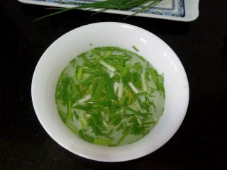 #地方特色小吃# 自制龙抄手,葱切段,姜切丝,倒入开水,制成葱姜水待用