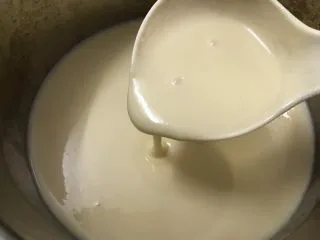 风靡街头的小吃——原味鸡蛋仔,静置好的面糊重新拌匀