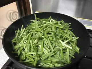 快手菜—青龙菜炒蛋,倒入青龙菜迅速翻炒。
