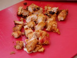 秘制异国风味鸡胸肉腌料&绝佳搭配 （减肥必备）,放凉后切碎成丁