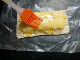 法式甜点~香蕉派,在表面均匀刷一层蛋液