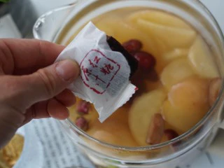 一款疏肝理气，适合春天喝的花茶～玫瑰苹果花茶,煮好后加入红糖，拌匀