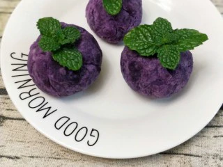 不需要任何模具的小吃,紫薯球做好了，用薄荷叶装饰一下，可以当早餐、小吃，是不是简单有趣？