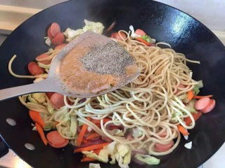 卷心菜香肠炒面,再加入少量黑胡椒调味。