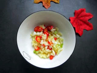 凉拌木耳腐竹,做一个凉拌汁，碗内放生姜大蒜小米椒。