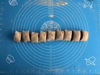 老北京驴打滚,切成约2.5厘米宽的小段