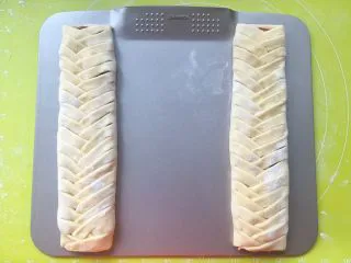 意式红烩牛柳酥,两份都做好后,轻轻拿起牛柳酥移动至烤盘内,松弛20分钟