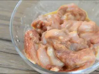 西葫芦炒肉片—从小吃到大的家常菜,简单易学哦,里脊肉切片,加入1勺盐、料酒、生抽、淀粉拌匀,腌制10分钟。