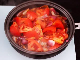 番茄牛肉炖土豆,大火翻炒至番茄变软。