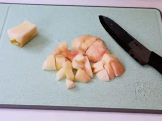 蜜桃气泡冰咖啡,水蜜桃去皮去核切成小块