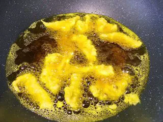 馋哭小孩的灵魂小酥肉,一次一块炸 炸至金黄