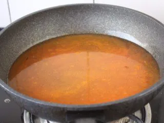 番茄金针菇肥牛卷,放入适量的水。