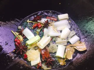 家常菜+红烧大闸蟹,翻炒爆香