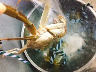 家常菜+红烧大闸蟹,再用水冲洗