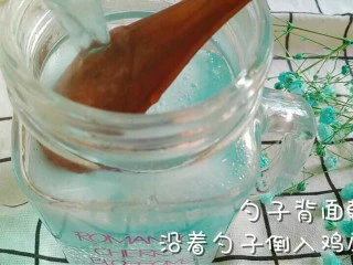 两款夏日饮品,记得动作要轻 速度要快