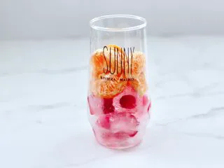 橘子蔓越莓蜂蜜冰饮,这个时候放入橘子果肉。