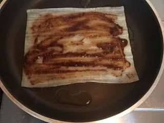 街头风味东北烤冷面,涂上酱料