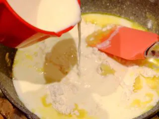 秘制异国风味鸡胸肉腌料&绝佳搭配 （减肥必备）,然后加入2杯牛奶 然后不断搅拌 直到面粉混合均匀 