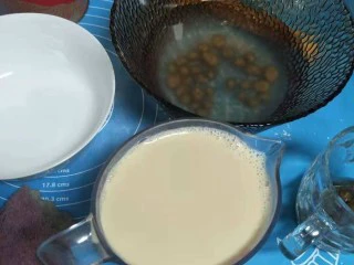 红糖珍珠奶茶,过滤倒入容器里,原味奶茶做好了