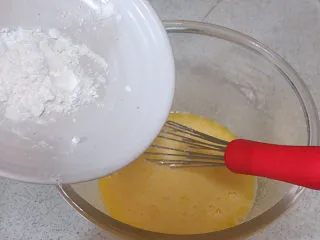 法式小甜点【椰蓉柠檬小方】,再加入玉米淀粉拌匀