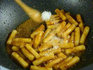 火爆的街边小吃，家里做起来又好吃又简单,加入少许白糖，大火炒匀。