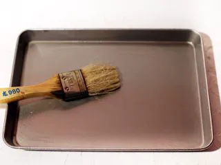 陕西小吃—凉皮,取一盘子,我用的是做肠粉的盘子,刷薄薄的一层色拉油。