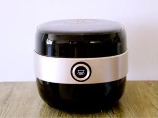 喷香的香菇排骨焖饭,启动电饭煲。