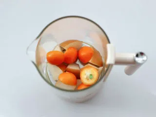 时令水果养生茶,加入金桔。