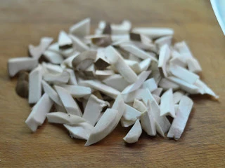 黑椒牛肉杏鲍菇,杏鲍菇切小丁