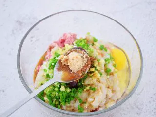 鲜虾猪肉馄饨,加入鸡精