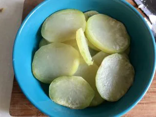 土豆的101种吃法➕火山肉末土豆泥,蒸好的土豆取出,阿晨今天时间不够,蒸到一半取出又用微波炉转了五分钟,最上面几片土豆有点干。大家不要像我,其实还是蒸或者水煮的口感更好。