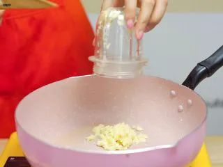 必吃的广东小吃——广州肠粉,倒入打好的蒜泥