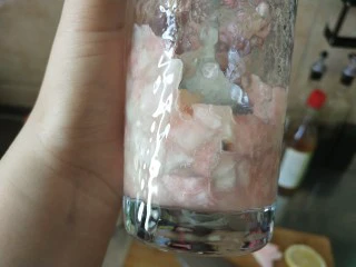 柠檬蜜桃养乐多—夏天的快乐,用勺子捣出桃汁