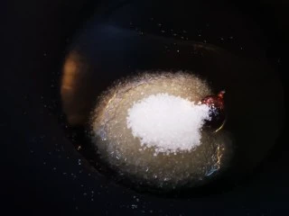 秘制红烧牛肉,倒入白糖炒制