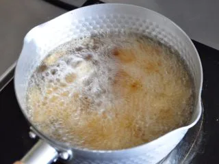 街头小吃自己做---香酥无骨鸡柳,刚放入锅中的鸡肉不要马上翻动,待炸20秒微微定型后再去翻动。