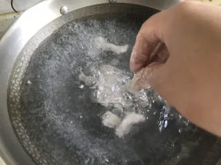 粉鸡汤(阜阳特色小吃),水烧开,把腌好的肉条,一个一个的丢进锅中