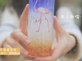 星空雪燕杯「厨娘物语」,一杯高颜值的星空雪燕杯就做好啦,开喝吧~。