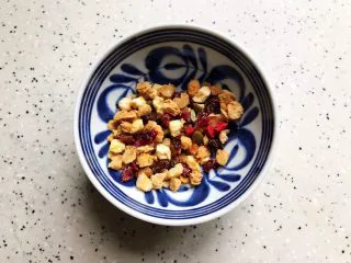 卡乐比胡萝卜香蕉营养奶昔,由于卡乐比果干即食麦片里面的部分果干比较硬，所以我们先要把它稍微剪碎一下，让成品口感更佳