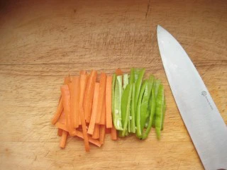 三丝茄子：香辣过瘾的潇湘风味下饭菜,辣椒胡萝卜切粗丝。