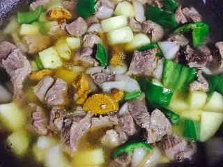 异域风情菜—咖喱土豆牛肉煲,加适量清水，水量没过食材多一些即可，水太多，整体口味会变淡，控制好水量