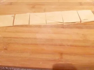 乡味~重庆小吃红油抄手,切成长条,在切成小方块。