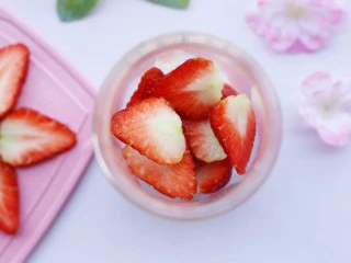两分钟自制超nice的草莓奶昔,其余切块放入果汁机中。