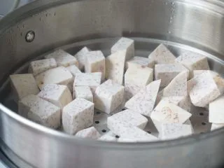 自制香芋西米露超好吃，甩糖水店几条街,1､芋头切小块，放到蒸锅里蒸熟。