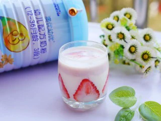 两分钟自制超nice的草莓奶昔,宝宝很喜欢。