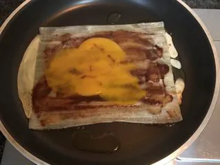 街头风味东北烤冷面,打入鸡蛋捣碎均匀平铺在表面