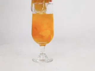 夏日微醺饮品，冰爽消暑去疲劳，精神一整天,沿冰块倒入适量天香茉莉茶汤