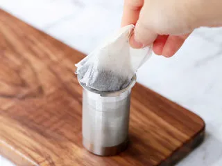 茶冻撞珍珠奶茶,这时候来制作奶茶部分，将红茶包放入茶网中备用