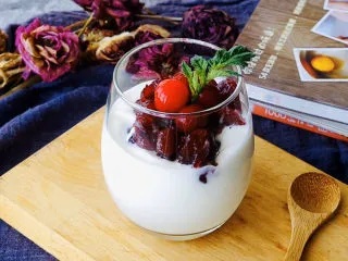 蔓越莓大果粒,一款好吃又好看的蔓越莓酸奶大果粒就完成啦。