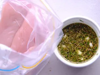 秘制异国风味鸡胸肉腌料&绝佳搭配 （减肥必备）,如上一个方子一样 准备封口袋 放入鸡胸肉
